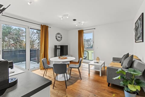 TV and multimedia, Living room, Seating area, Dining area