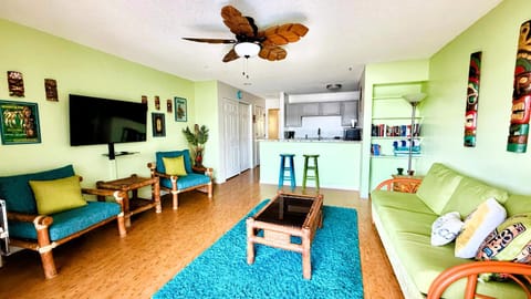 Bed, TV and multimedia, Living room, Photo of the whole room