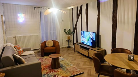 TV and multimedia, Living room, Seating area, Dining area, Meals