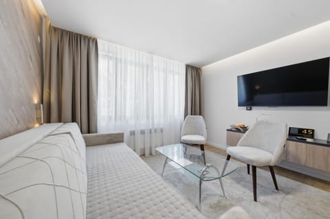 Bed, TV and multimedia, Living room, Photo of the whole room, Seating area