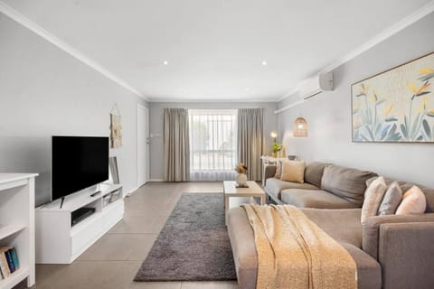 TV and multimedia, Living room, Seating area, air conditioner