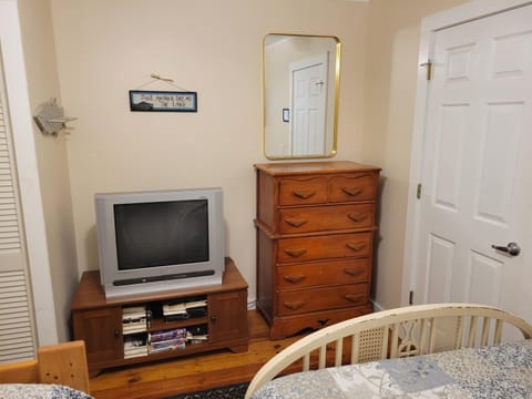 4 Seasons 4 bedroom lake level home House in Honeoye Lake