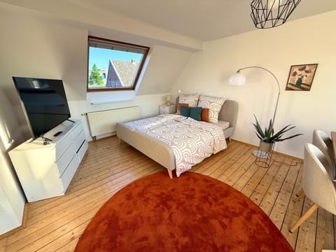 Bed, TV and multimedia, Living room, Seating area, Bedroom