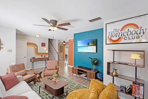 Communal lounge/ TV room, TV and multimedia, Living room, Seating area, Evening entertainment, air conditioner