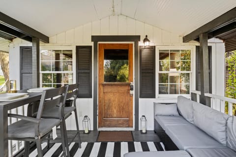 Beautiful Newly Renovated Home With King Bed & Lake Walkable House in Canandaigua Lake