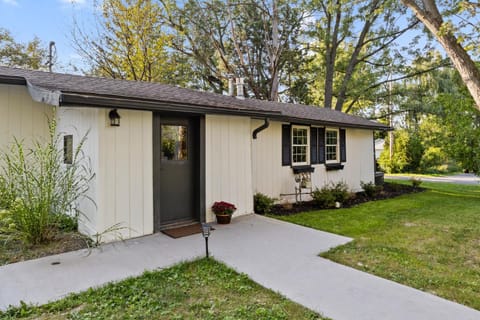 Beautiful Newly Renovated Home With King Bed & Lake Walkable House in Canandaigua Lake