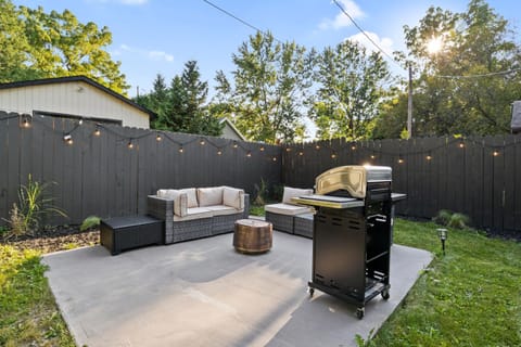 Beautiful Newly Renovated Home With King Bed & Lake Walkable House in Canandaigua Lake