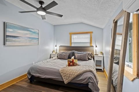 Beautiful Newly Renovated Home With King Bed & Lake Walkable House in Canandaigua Lake