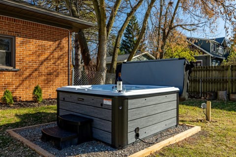 Main Street Retreat Hot Tub Sleeps 8 House in Lake Erie