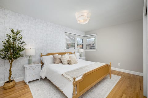 Main Street Retreat Hot Tub Sleeps 8 House in Lake Erie