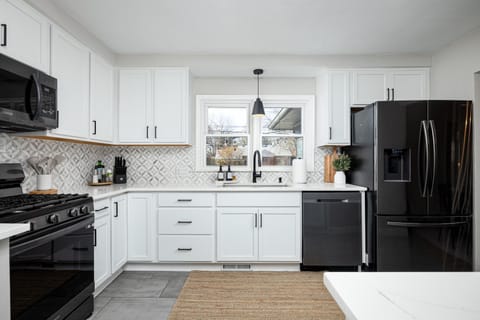 Main Street Retreat Hot Tub Sleeps 8 House in Lake Erie