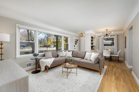 Main Street Retreat Hot Tub Sleeps 8 House in Lake Erie