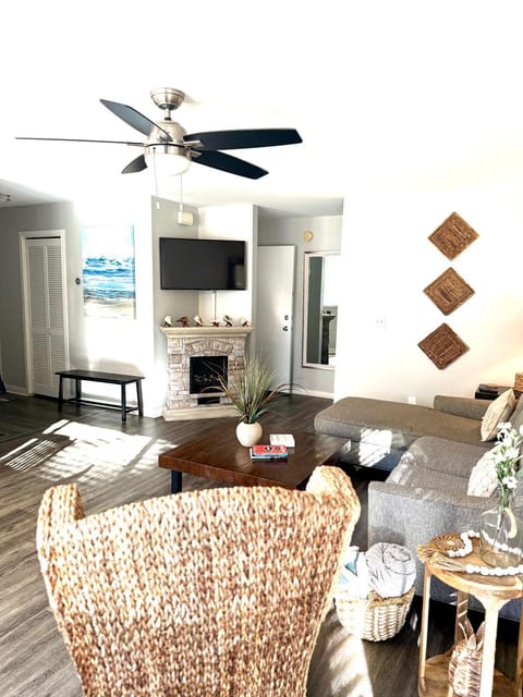 TV and multimedia, Living room, Seating area, fireplace