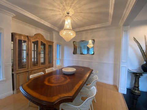 5 Minutes away from Edmonds Station! Ideal location for all events & attractions Apartment in New Westminster