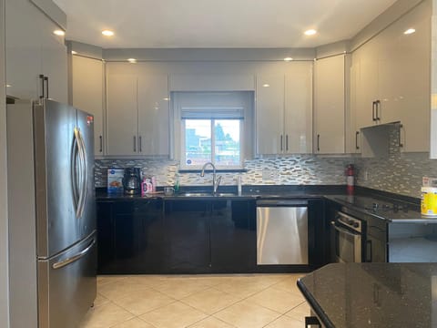 5 Minutes away from Edmonds Station! Ideal location for all events & attractions Apartment in New Westminster