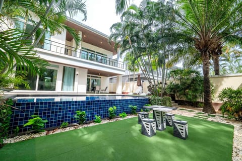Property building, Garden, Garden view, Swimming pool