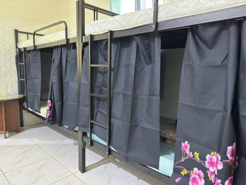 Bed space for Budget Backpacker - No Parking Hostel in Abu Dhabi