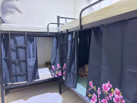 Bed space for Budget Backpacker - No Parking Hostel in Abu Dhabi