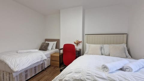 Nice Living Serviced Accommodations Birmingham 2 House in Birmingham