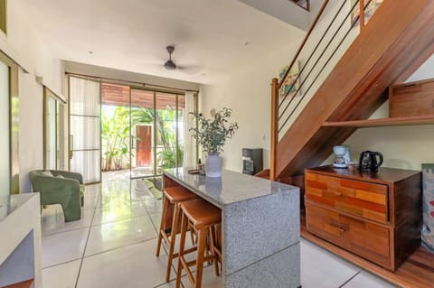 Coffee/tea facilities, Living room, Seating area, Dining area