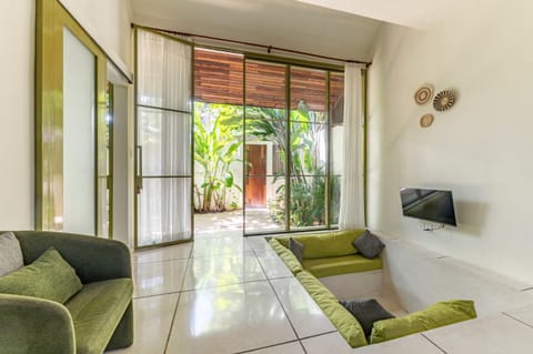 TV and multimedia, Living room, Seating area, Garden view