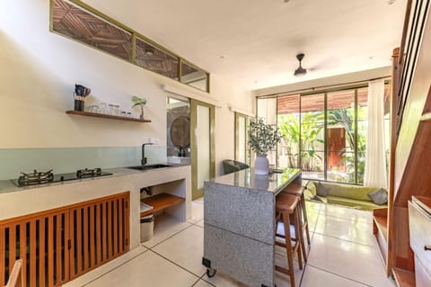 Kitchen or kitchenette, Living room, Seating area, Dining area