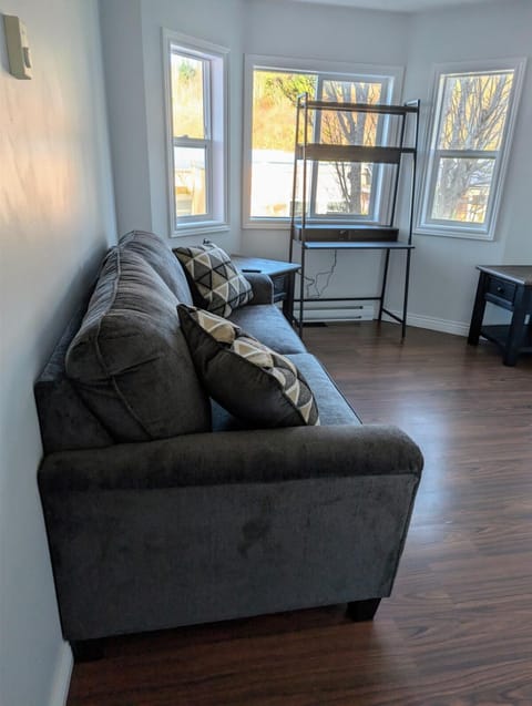 Bed, Living room, Business facilities, Seating area, Bedroom