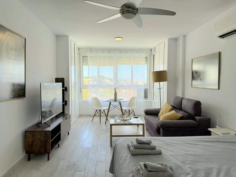 Bed, TV and multimedia, Living room, Photo of the whole room, Seating area, air conditioner