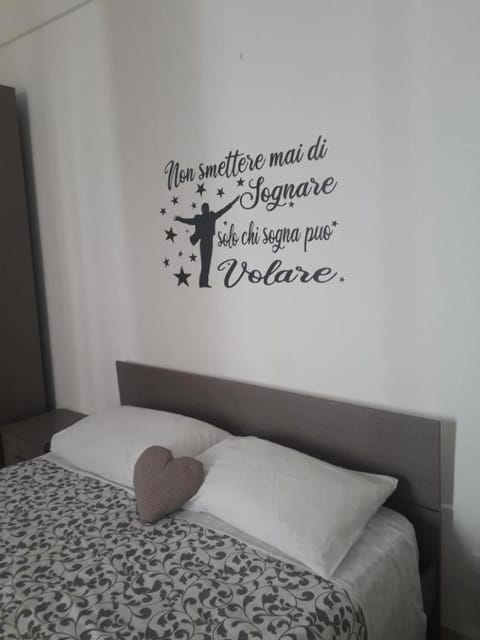 Bed, Photo of the whole room, Bedroom, Text overlay
