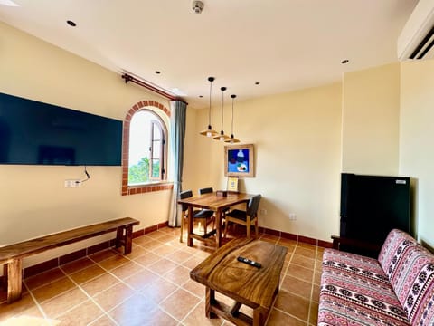 TV and multimedia, Living room, Seating area, Dining area