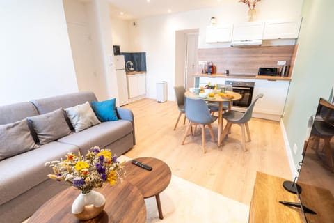 TV and multimedia, Coffee/tea facilities, Kitchen or kitchenette, Living room, Seating area, Dining area, heating, internet, microwave, oven, stove