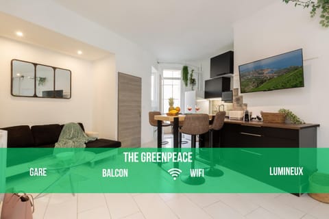 Communal lounge/ TV room, TV and multimedia, Food and drinks, Text overlay