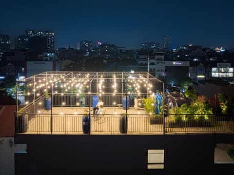 Night, People, Garden, Balcony/Terrace, City view, group of guests
