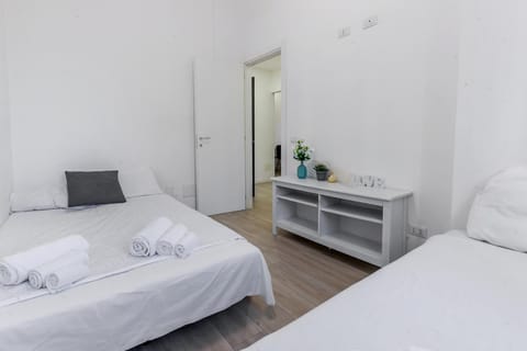 Lux Apartment Near Center 2 Bedrooms Free parking Apartment in Monza