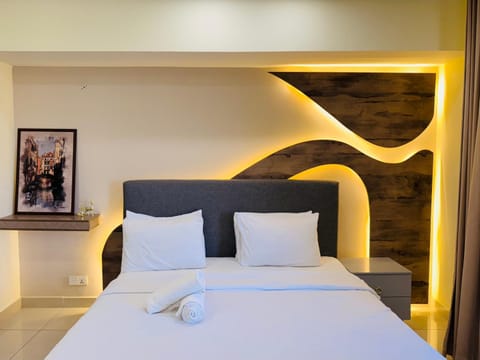 Bed, Bedroom, towels