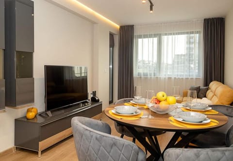 Communal lounge/ TV room, TV and multimedia, Living room, Seating area, Dining area