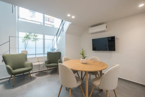 TV and multimedia, Living room, Seating area, Dining area, air conditioner