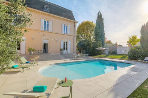 Property building, Garden, Balcony/Terrace, Pool view, Swimming pool, Swimming pool, sunbed