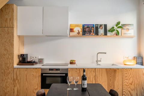 Kitchen or kitchenette, Food and drinks, Dining area, Drinks, minibar