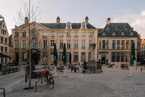 Nearby landmark, Day, Neighbourhood, Location