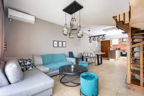 TV and multimedia, Living room, Seating area, Dining area, air conditioner