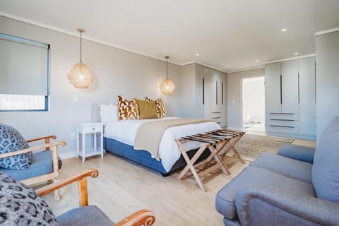 Bed, Seating area, Bedroom, wardrobe