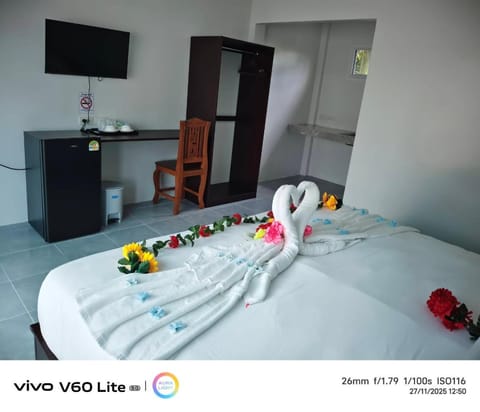 Bed, TV and multimedia, Photo of the whole room, Bedroom, wardrobe