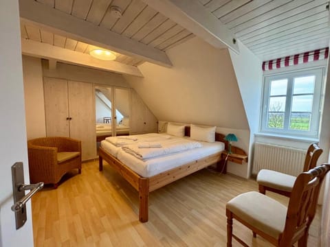 Bed, Photo of the whole room, Seating area, Bedroom, wardrobe