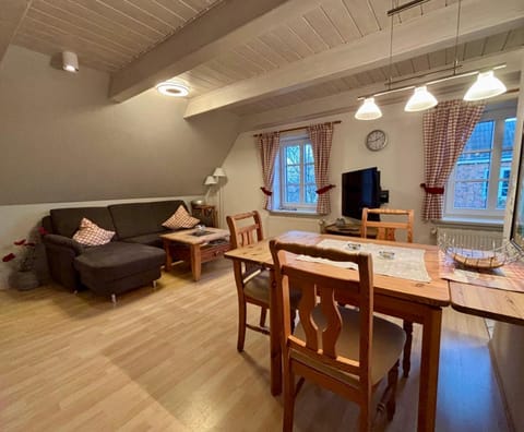 TV and multimedia, Living room, Seating area, Dining area, Evening entertainment