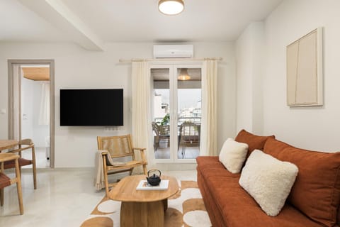 TV and multimedia, Living room, Seating area, Evening entertainment, air conditioner