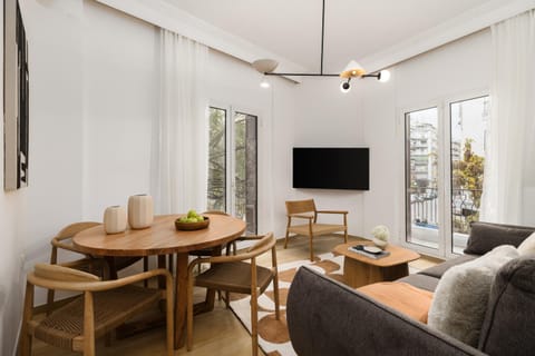 TV and multimedia, Balcony/Terrace, Balcony/Terrace, Living room, Photo of the whole room, Seating area, Dining area, Evening entertainment
