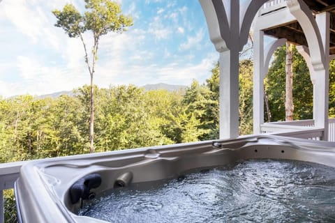 Hot Tub, Deck w/ Breathtaking Mountain Views House in Swannanoa