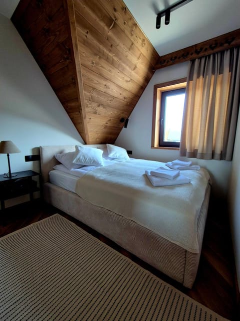 Bed, Bedroom, Mountain view