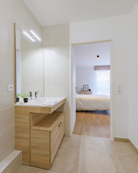 Bed, Bathroom, Photo of the whole room